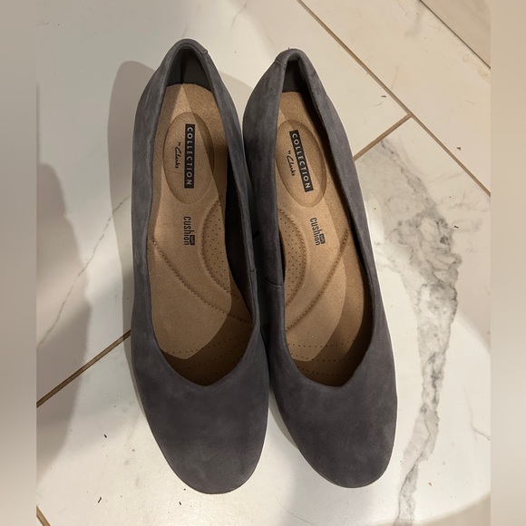Grey Suede Clarks Wedge Shoe Sz 8.5W NWT - Picture 2 of 8
